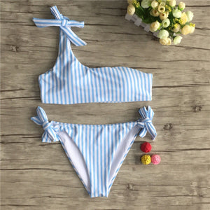 Maillot de bain femme, à l'épaule, une seule bretelle, rayé